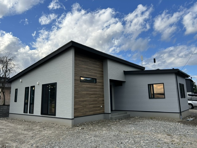 安曇野市豊科高家　新築戸建の外観|階段のないスムーズな生活動線。シニア世代にも安心です。
