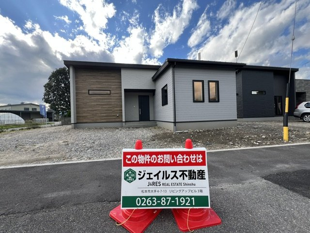 安曇野市豊科高家　新築戸建の外観|お庭とつながる贅沢な平屋。四季を感じる豊かな住環境。