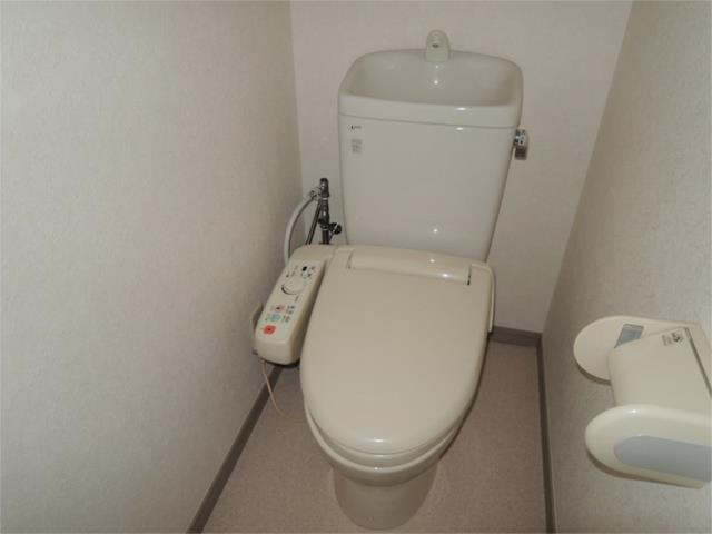 川崎市多摩区菅４丁目の賃貸マンションのトイレ|トイレには快適な温水洗浄便座付
