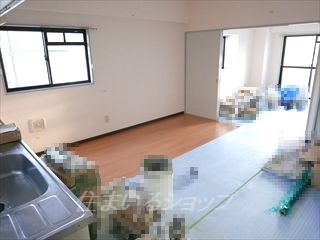 ケンゾービルの居間・リビング|改装中の内観です
