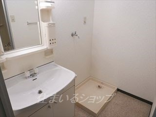 ケンゾービルの洗面所|改装中の内観です