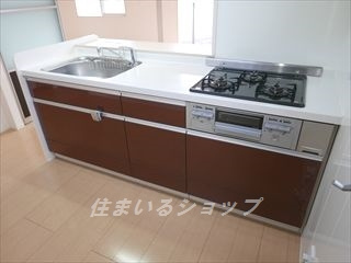 フローラル清水　Ｂ棟のキッチン|３口ガスコンロ・グリル付きシステムキッチン