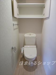 フローラル清水　Ｂ棟のトイレ|シャワートイレ・収納棚あり