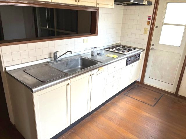 売中古戸建　埼玉県白岡市小久喜のキッチン|シンクとコンロが一体となった使い勝手の良いキッチンです。収納スペースも備わっています。