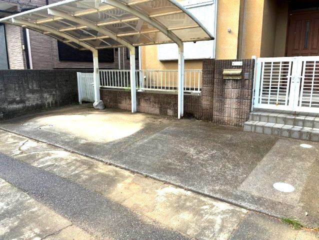 売中古戸建　埼玉県白岡市小久喜の駐車場|屋根付きのカーポートがあり、雨の日の車の乗り降りも快適です。