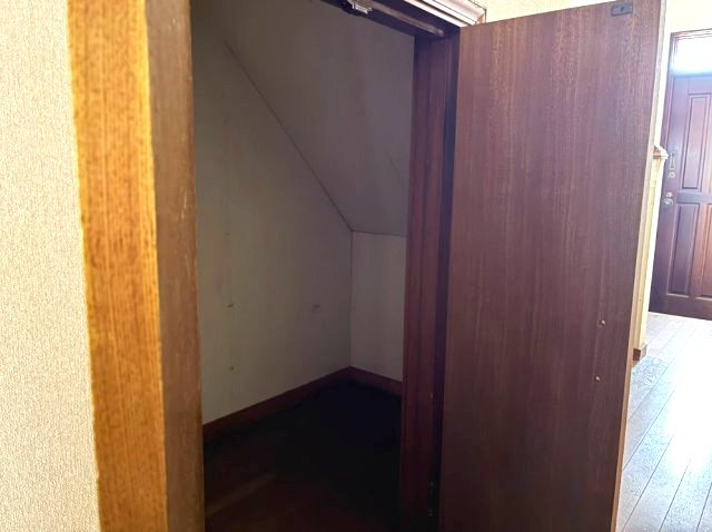 売中古戸建　埼玉県白岡市小久喜の収納|廊下に収納スペースを備えており、荷物をすっきりと片付けられます。