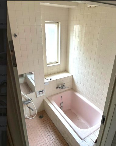 売中古戸建　埼玉県白岡市小久喜の浴室|窓付きで自然光が差し込む浴室です。湿気がこもりにくく清潔を保ちやすい、快適なバス空間です。