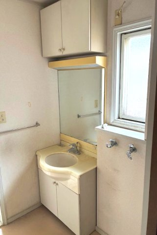 売中古戸建　埼玉県白岡市小久喜の洗面所|窓付きで明るく、鏡と収納棚を備えた使い勝手の良い洗面スペースです。