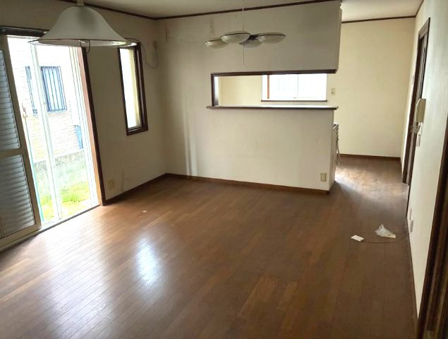 売中古戸建　埼玉県白岡市小久喜の居間・リビング|大きな窓から自然光が差し込む、明るく開放感のあるリビングです。