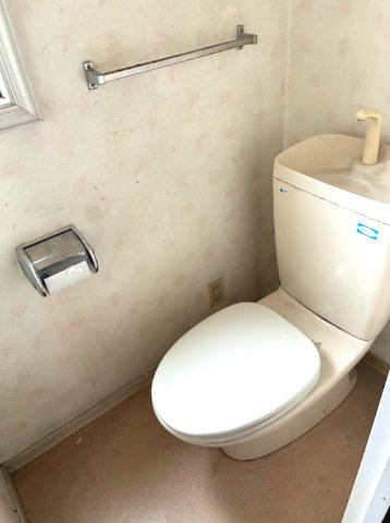 売中古戸建　埼玉県白岡市小久喜のトイレ|手すり付きで、立ち座りをサポートする使い勝手の良いトイレです。