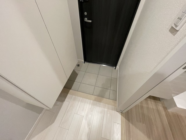 西宮市小松北町１丁目の賃貸マンションの玄関