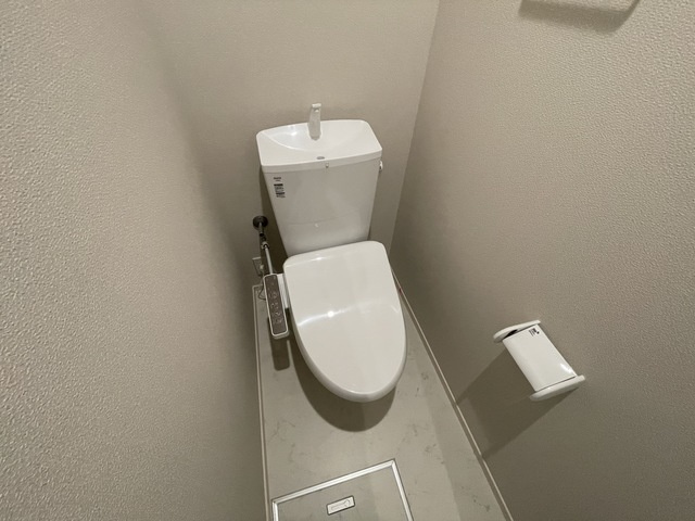 西宮市小松北町１丁目の賃貸マンションのトイレ
