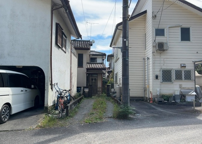 【前面道路含む現地写真】 | 住宅用の土地では前面道路に2m以上接していなければならないと法律で定められています。しかし、お持ちの車のサイズやライフスタイルなどにより、2mでは利便が悪い場合もございますので、事前に確認しましょう。