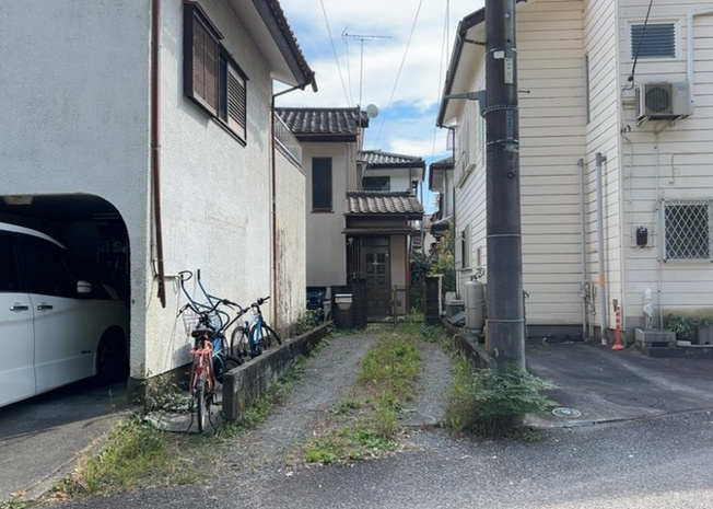 【前面道路含む現地写真】 | 道幅が広い場所は日当たりや風通が良好です。幅が広いのですれ違いも可能ですし大きな車でも駐車可能！一方で、大型車が通ることも多くなるため交通量の増加により騒音に繋がります。また土地の値段が高くなります。