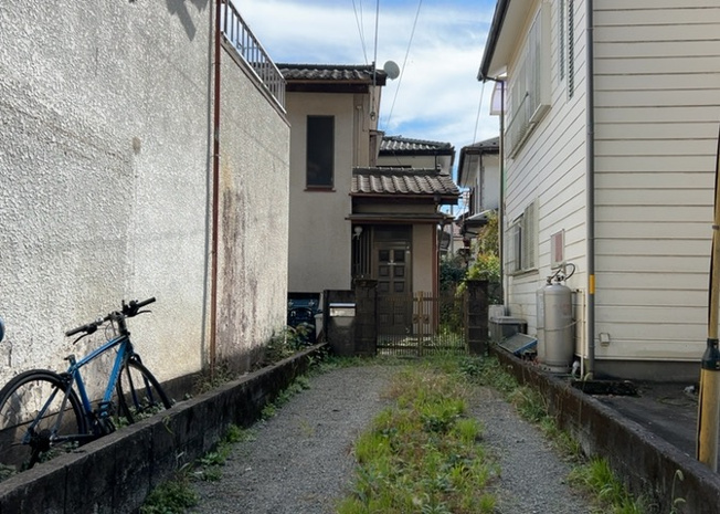 【駐車場】 | 駐車場と明記されていても、最小スペースでつくられた駐車場だと大型車は駐車できなかったり、出入りしにくくなったりする可能性があります。お車のサイズと購入したい物件の駐車場のサイズを現地で確認しましょう。