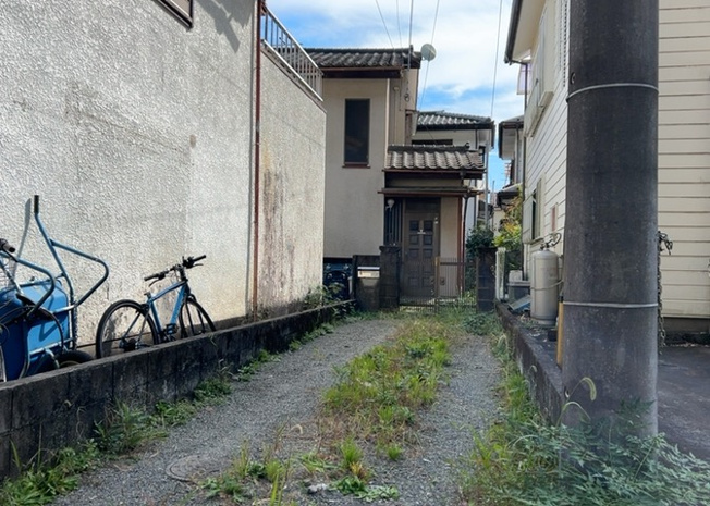 【庭】 | 庭があることでガーデニングや家庭菜園はもちろん、こどもの遊び場やペットを放して遊ぶことができます。また、家の周囲に余裕があるということです。隣地との間があれば、十分な日当たりと、風通しが確保できます。