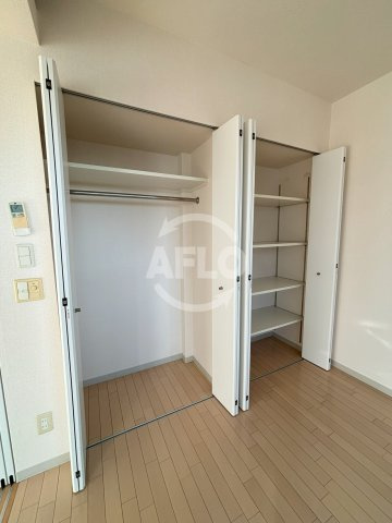 コスモリード谷町六丁目の収納|ドゥーエ谷町　壁一面の収納