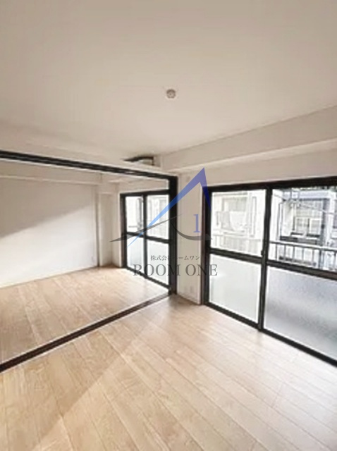 新山下三番館の居間・リビング|洋室のお部屋です。