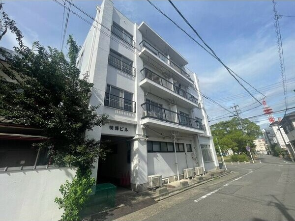 八熊明輝ビルの外観