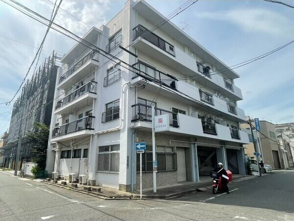 八熊明輝ビルの外観