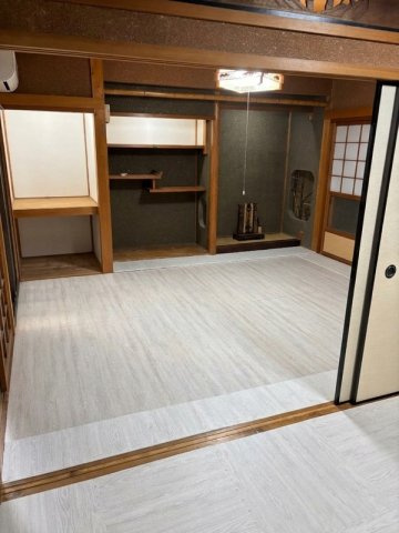 野作町戸建の洋室