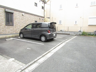 リュエルの駐車場