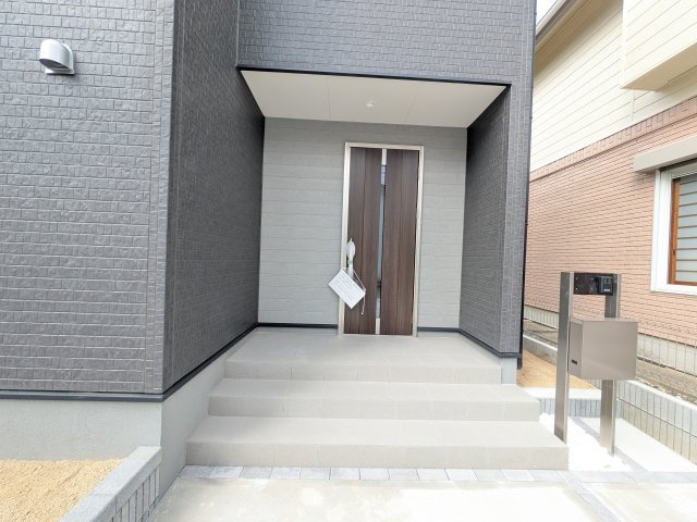 笠間市鯉淵　第11　新築戸建ての玄関|お洒落な玄関ドアと洗練された外壁デザイン。家の顔にふさわしい上質な佇まいで、ご家族やお客様を迎えます。