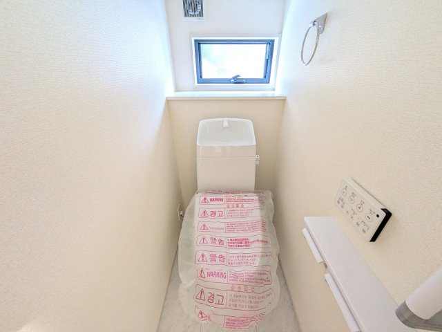 笠間市鯉淵　第11　新築戸建てのトイレ|窓付きで明るく白を基調とした清潔感のあるトイレは温水洗浄便座付きです♪
