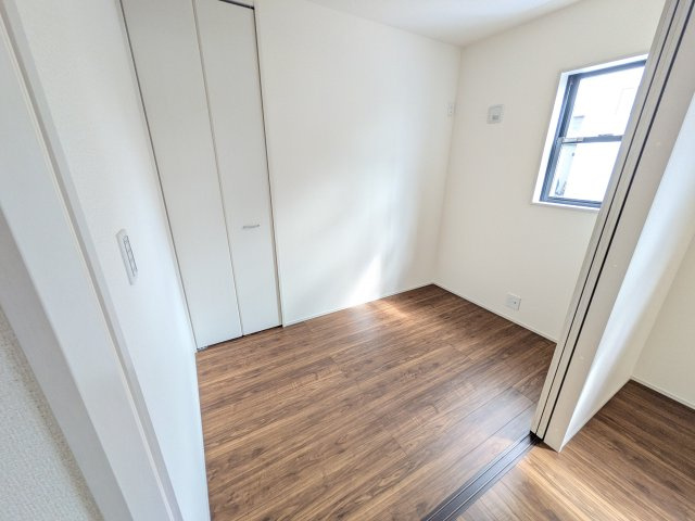 笠間市鯉淵　第11　新築戸建ての洋室|リビングと繋がる多目的スペース。引き戸を開ければ広々LDK、閉じれば客間や書斎、お子様の遊び場に早変わりします。