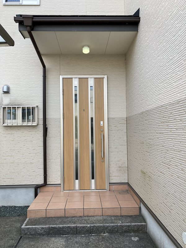 安新町杉江貸家の玄関