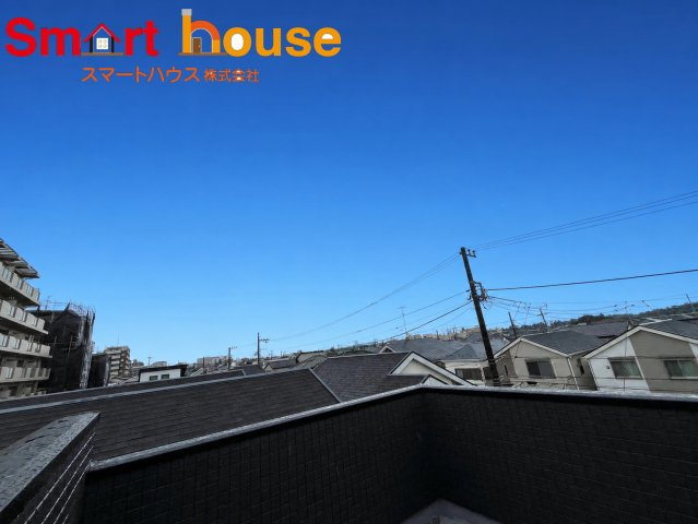 相模原市南区相南第12　小田急相模原駅 徒歩約１２分の展望|開放的なバルコニーは見晴らしもよく、太陽の温かな温もりをめいっぱい受け止めてくれます。太陽の光と爽やかな風を受けたお洗濯物はあっという間に乾き、取りこむ時には太陽の匂いを感じられそうですね。