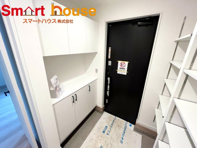 相模原市南区相南第12　小田急相模原駅 徒歩約１２分の玄関|上品な木目が美しい、家の顔となる玄関です♪シンプルな仕様なのでお花を飾るなど自分好みのレイアウトに！