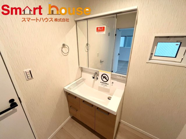 相模原市南区相南第12　小田急相模原駅 徒歩約１２分の独立洗面台|明るく清潔感ある洗面室は、使い勝手の良い三面鏡と採光窓が特徴♪通気性も良く家事動線にも配慮しました。