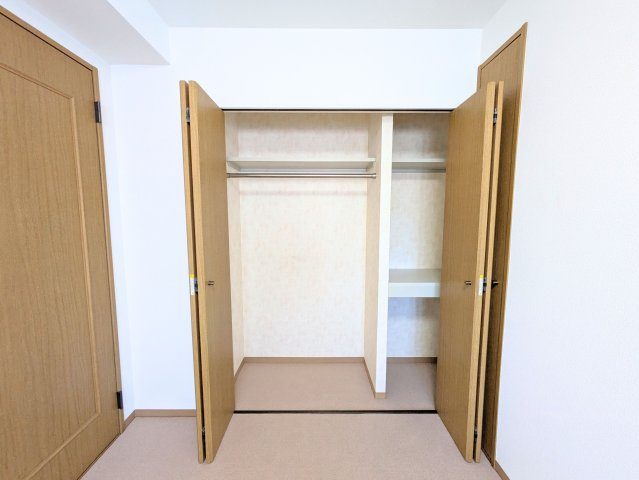 サンクレスタ緑町の収納|両開きで中身が見渡しやすく、丈の長い衣類から小物まで分類して整頓しやすい構造です。
