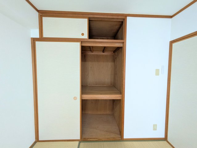 サンクレスタ緑町の収納|天袋と上下段に分かれた大きな押し入れを備え、布団や季節ものの衣類もすっきり収まります。