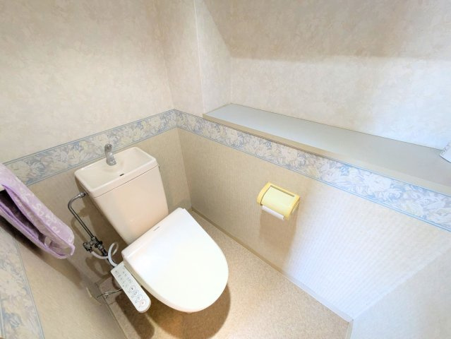 サンクレスタ緑町のトイレ|温水洗浄便座や手洗いカウンターを備えたトイレは、カウンター棚に小物を置いて彩りを添えられます。