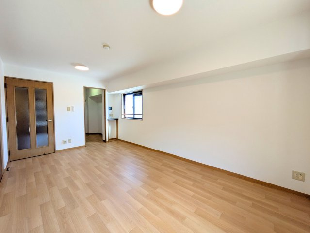 サンクレスタ緑町の居間・リビング|温もりある木目調のフロアが広がり、配置しやすい間取りでレイアウトの自由度も高まります。