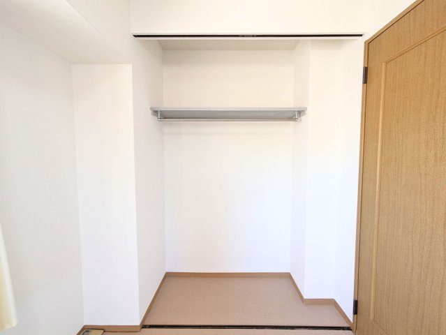 サンクレスタ緑町の収納|棚板とハンガーパイプを備えた奥行きのある収納で、手持ちの衣類をまとめて整理整頓できます。
