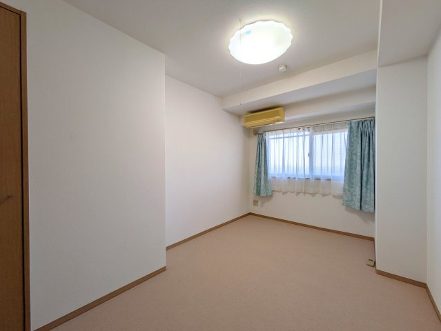 サンクレスタ緑町の洋室|落ち着いた色合いの洋室は、窓からの自然光を感じながらプライベートな時間を過ごせます。