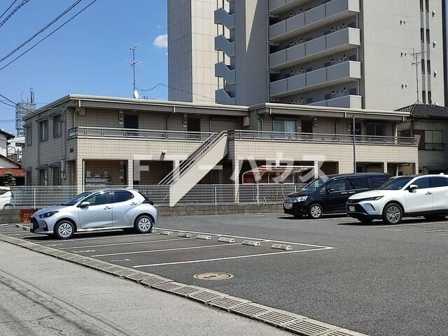 フレンドハイツの駐車場