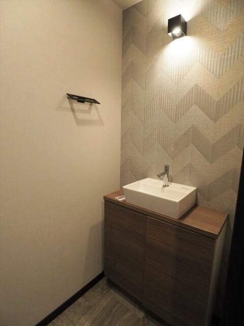レジディア上目黒のトイレ|落ち着いた色調のトイレです