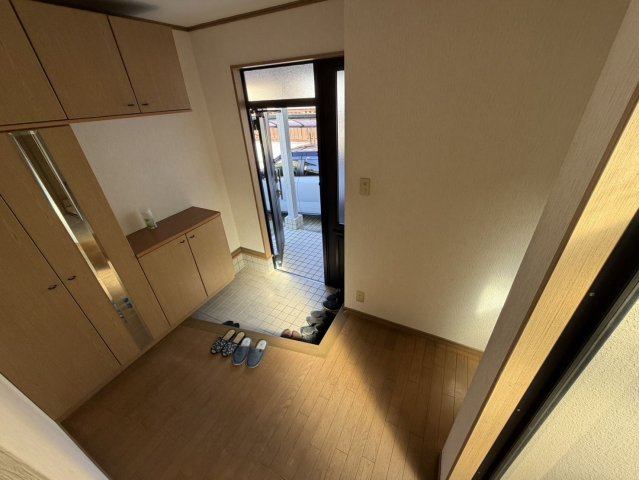 藤光町貸家の玄関|シューズボックス付きの玄関です★