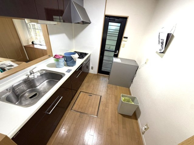 藤光町貸家のキッチン|3口コンロ・グリル付のシステムキッチンです♪