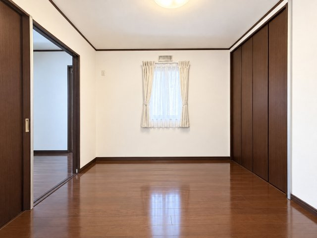 日進市岩崎町石兼戸建の洋室|1階には約5.1帖の洋室を配置。リビングと隣接しており、お子様の遊び場や客間、将来の寝室などライフスタイルに合わせて活用できます。