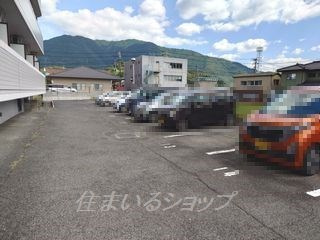 ルネッサンス末森の駐車場