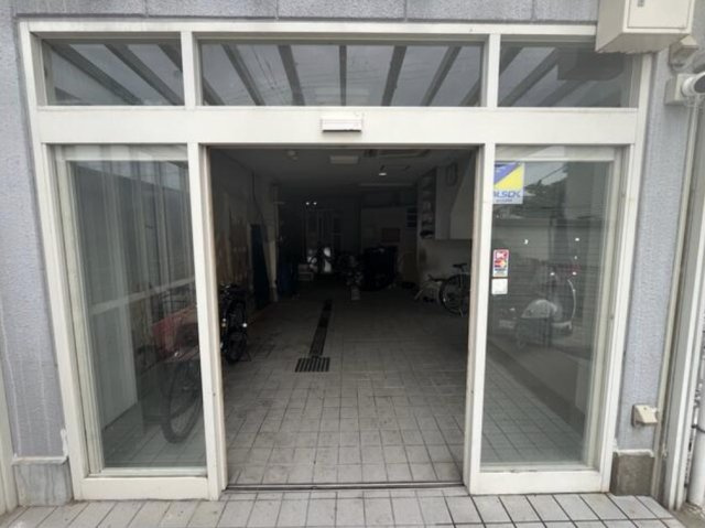 大津市一里山１丁目の店舗事務所のエントランス