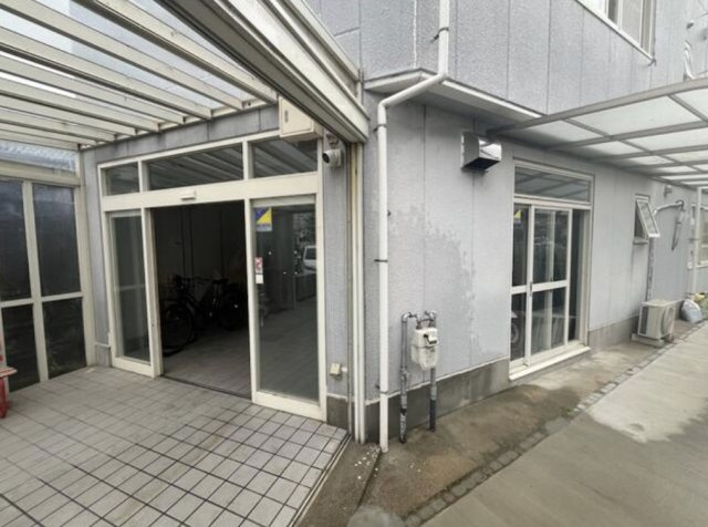 大津市一里山１丁目の店舗事務所のエントランス