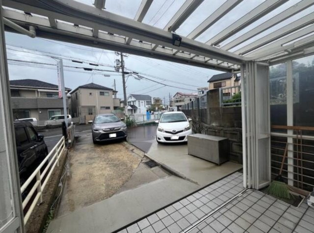 大津市一里山１丁目の店舗事務所の駐車場