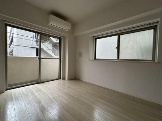 【居間・リビング】 | メゾン西馬込 | 2面採光の明るいお部屋です。