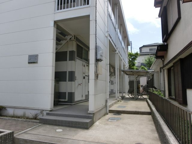 レオパレスプリマベーラのエントランス|建物の内部です